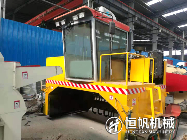 一套雞糞有機肥加工設備多少錢?投資需要多久能夠回本?(圖1) 履帶翻拋機