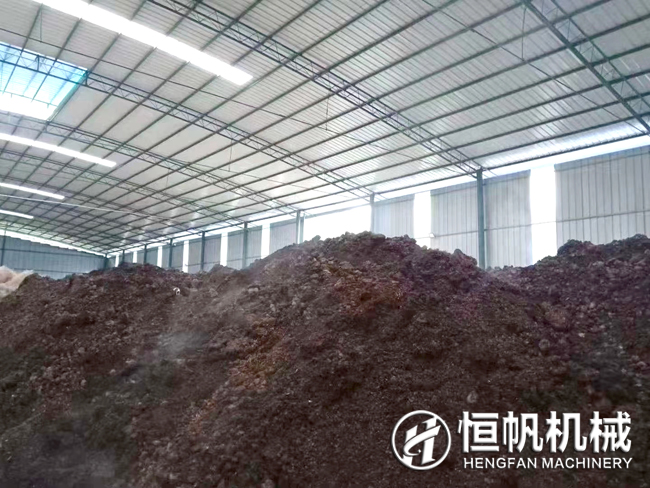 “翻堆機”挑起有機肥生產頭道工序的大梁(圖1) 有機肥料發酵