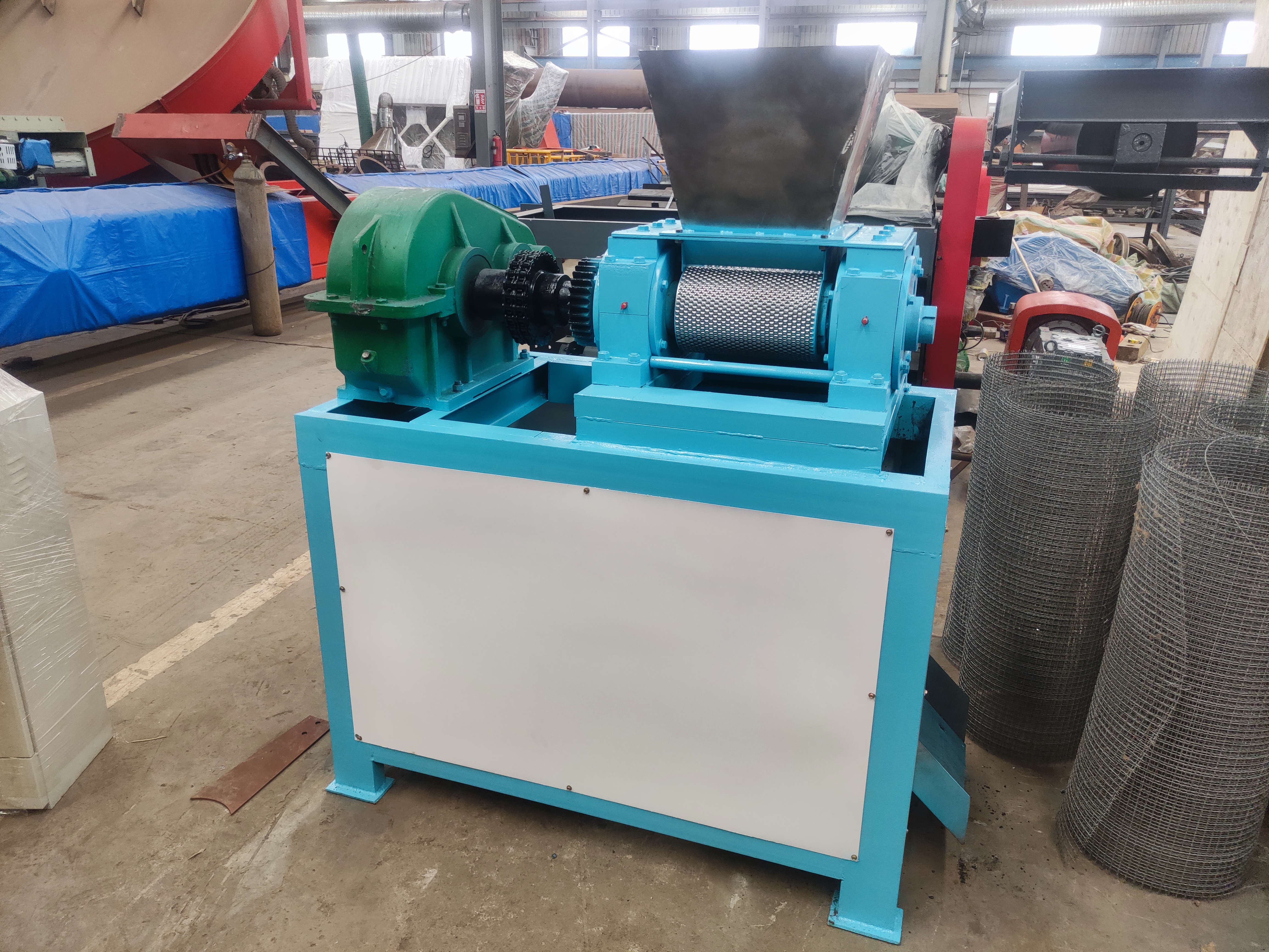 有機(jī)肥造粒機(jī)在使用和操作時(shí)有哪些注意事項(xiàng)?(圖1) 有機(jī)肥造粒機(jī)在使用和操作時(shí)有哪些注意事項(xiàng)?(圖1)